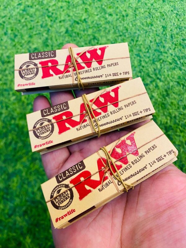 RAW Classic Connoisseur 1 1/4 (78mm) Rolling Papers + Tips