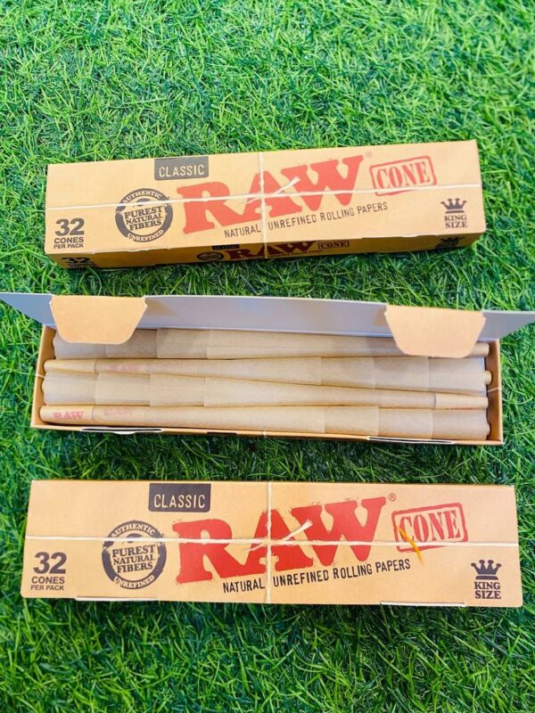 a34a1d9e-a1de-4f7a-b93f-be3751a1cab3 RAW CLASSIC KINGSIZE PRE ROLLED CONE 32PC PER BOX