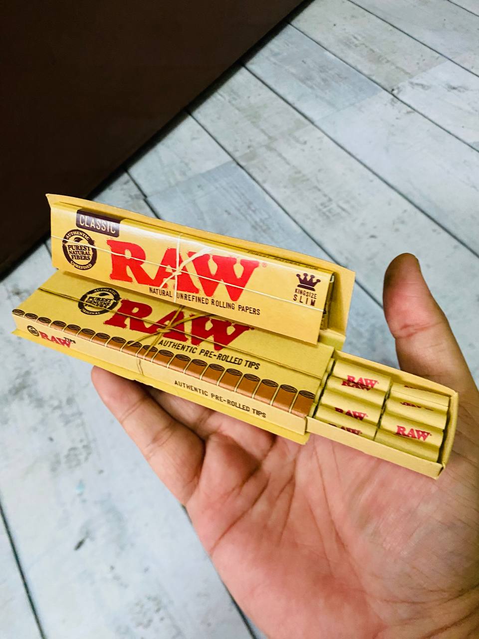 RAW CLASSIC CONNOISSEUR KINGSIZE SLIM + PRE-ROLLED TIPS - Image 3